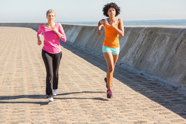 Duas mulheres desportivas correndo juntos