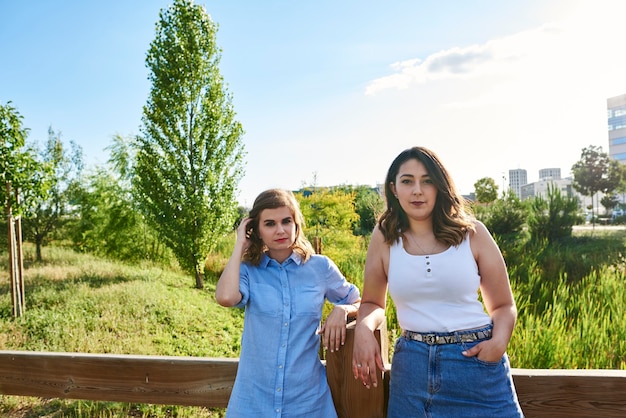 Foto duas mulheres em um parque.