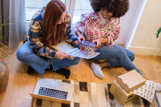 Foto duas mulheres empresárias trabalhando juntas em casa, embalando seus produtos para enviar para suas casas conceito de remessa de negócios de trabalho em equipe