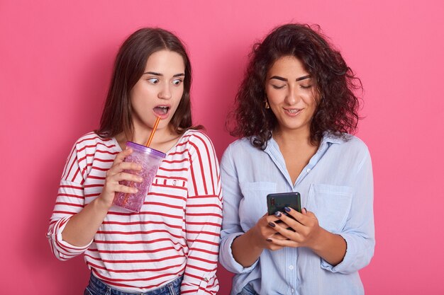 Duas mulheres enfrentam o espaço rosa juntas