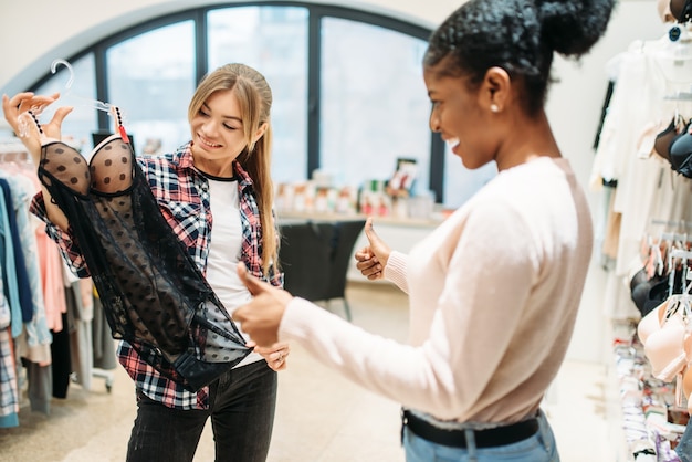 Foto duas mulheres escolhendo roupas íntimas