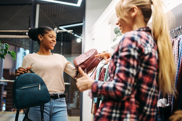 Duas mulheres escolhendo sacolas na loja