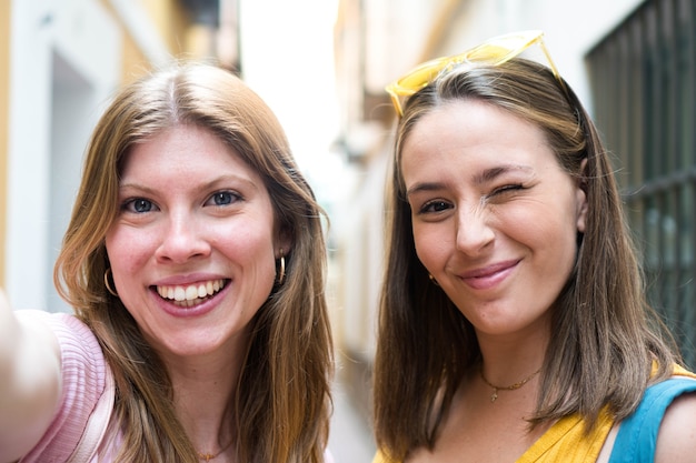 Duas mulheres fazendo uma selfie Duas lindas amigas tirando uma foto juntas