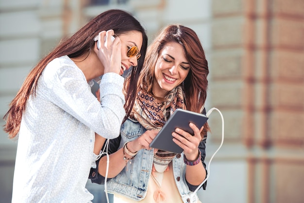 Foto duas mulheres felizes estão se divertindo juntos na cidade