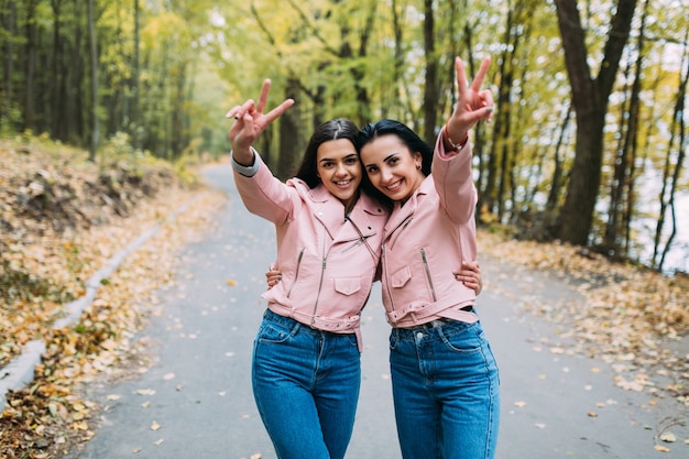 Duas mulheres gesticulando no parque de outono