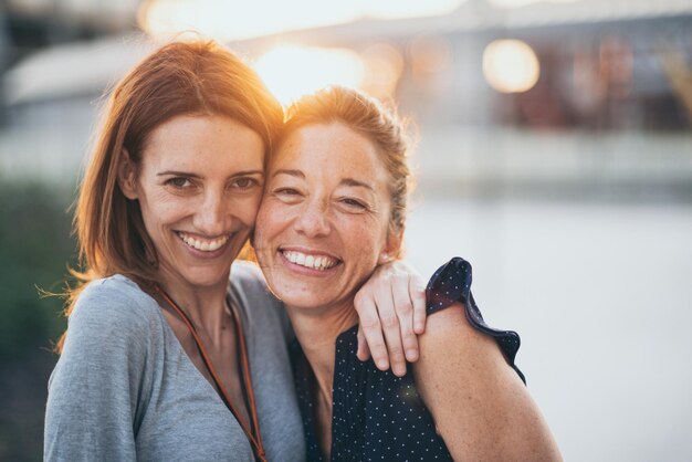 Foto duas mulheres glamourosas na cidade.