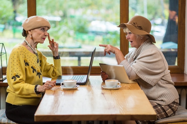 Duas mulheres idosas no café