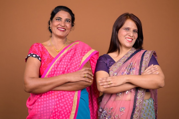 Duas mulheres indianas maduras vestindo roupas tradicionais indianas sari juntas