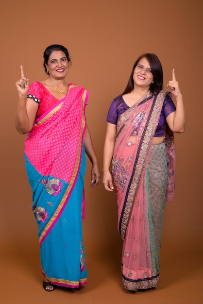 Duas mulheres indianas maduras vestindo roupas tradicionais indianas sari juntas