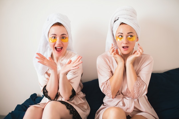 Duas mulheres jovens se divertindo com manchas debaixo dos olhos
