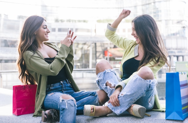 Duas mulheres jovens se divertindo no centro da cidade