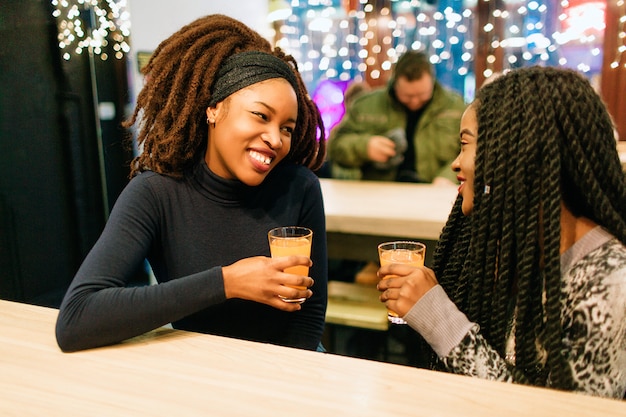 Duas mulheres jovens sentam no café