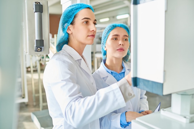 Duas mulheres jovens trabalhando na fábrica