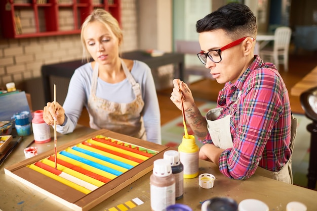 Duas mulheres jovens trabalhando no estúdio de arte