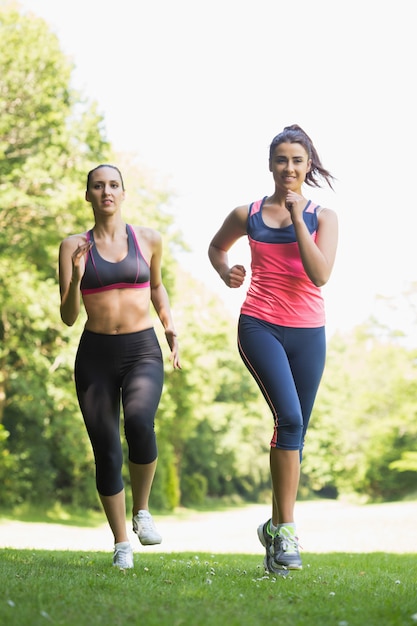 Duas mulheres morenas aptas jogging