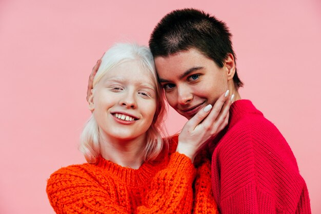 duas mulheres multiétnicas com diferentes tipos de pele posando juntas no estúdio