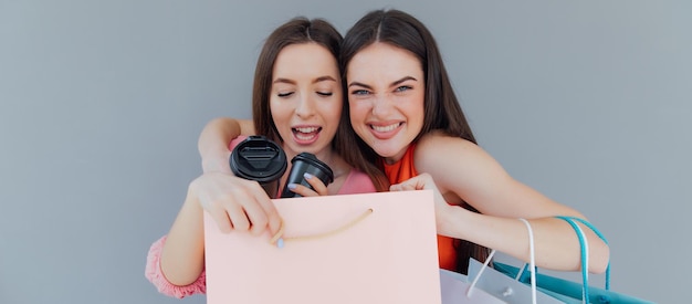 Foto duas mulheres olhando para dentro da caixa de papelão