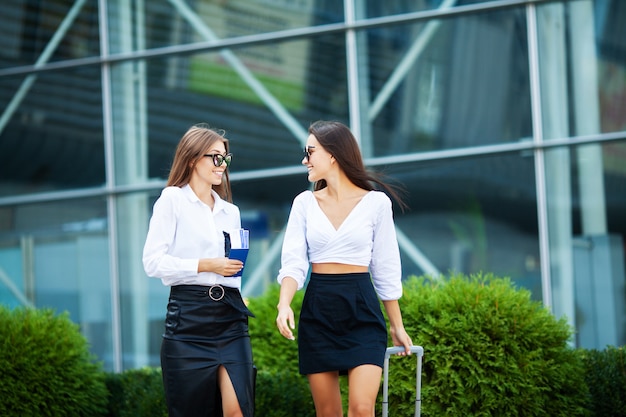 Duas mulheres perto do aeroporto de avião