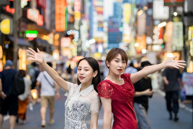 Duas mulheres posando no centro da cidade