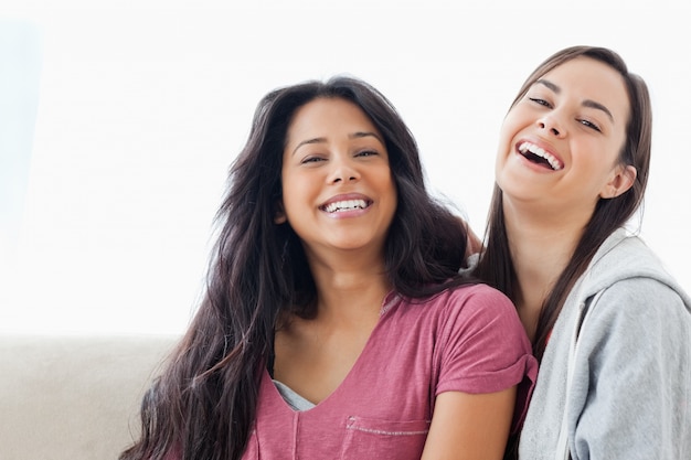 Duas mulheres rindo olhando para o camer