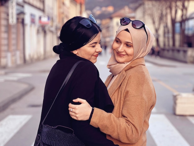 Duas mulheres se abraçando em uma rua de uma cidade