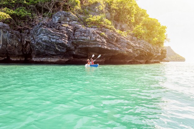 Duas mulheres viajam de caiaque felizes sob o céu azul de verão no mar em mu ko ang thong tailândia