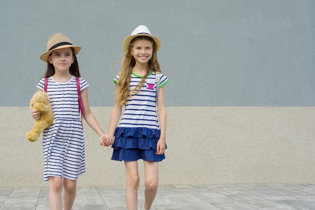 Duas namoradas bonitas de mãos dadas