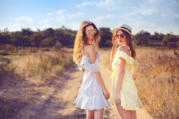 Duas namoradas bonitas em vestidos de verão