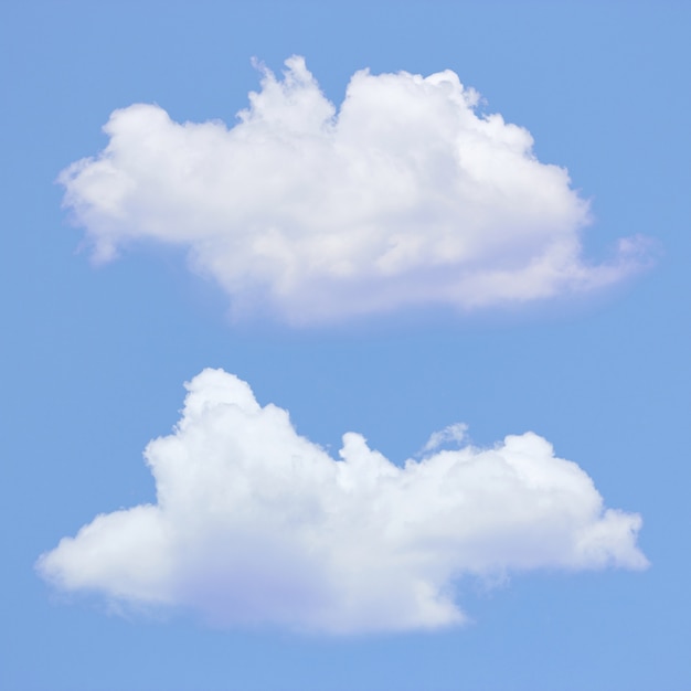 Duas nuvens com céu azul