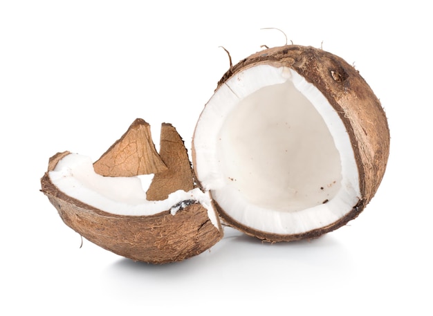 Duas partes de um coco isolado no fundo branco