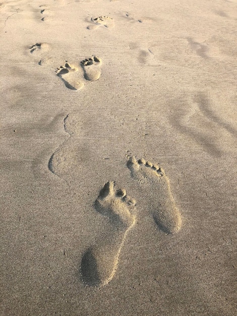 Duas pegadas no fundo da praia de areia