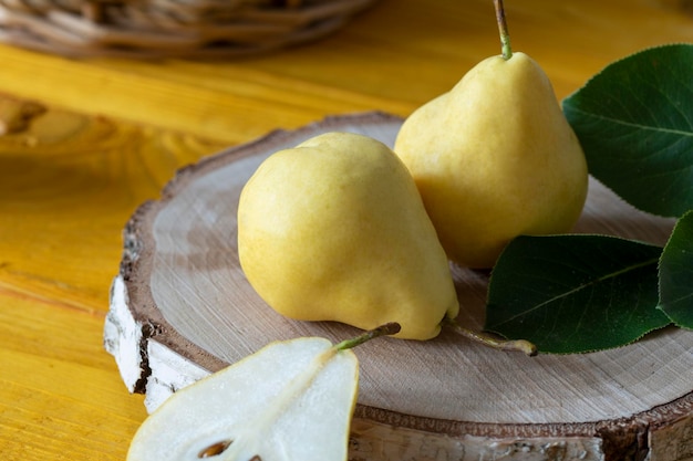 Duas peras amarelas maduras removidas da árvore agora duas peras deitadas sobre um fundo de mesa de madeira