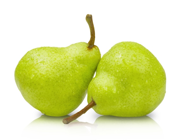 Duas peras verdes maduras isoladas