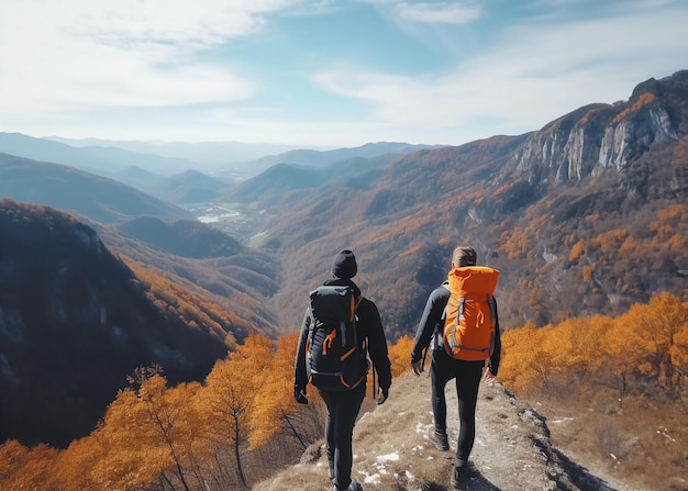 Duas pessoas com mochila de viagem para caminhadas