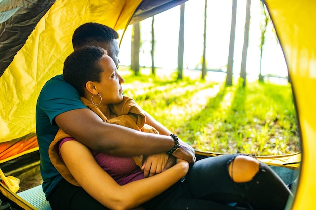 Duas pessoas felizes sentindo amor uma pela outra tendo fins de semana ao ar livre em um piquenique na floresta