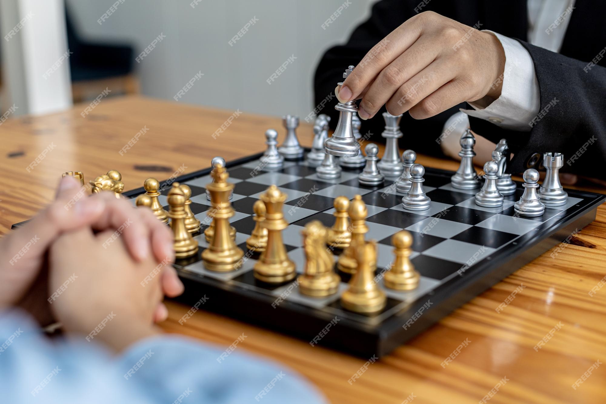 Pessoas de negócios jogando xadrez - Stockphoto #28102330