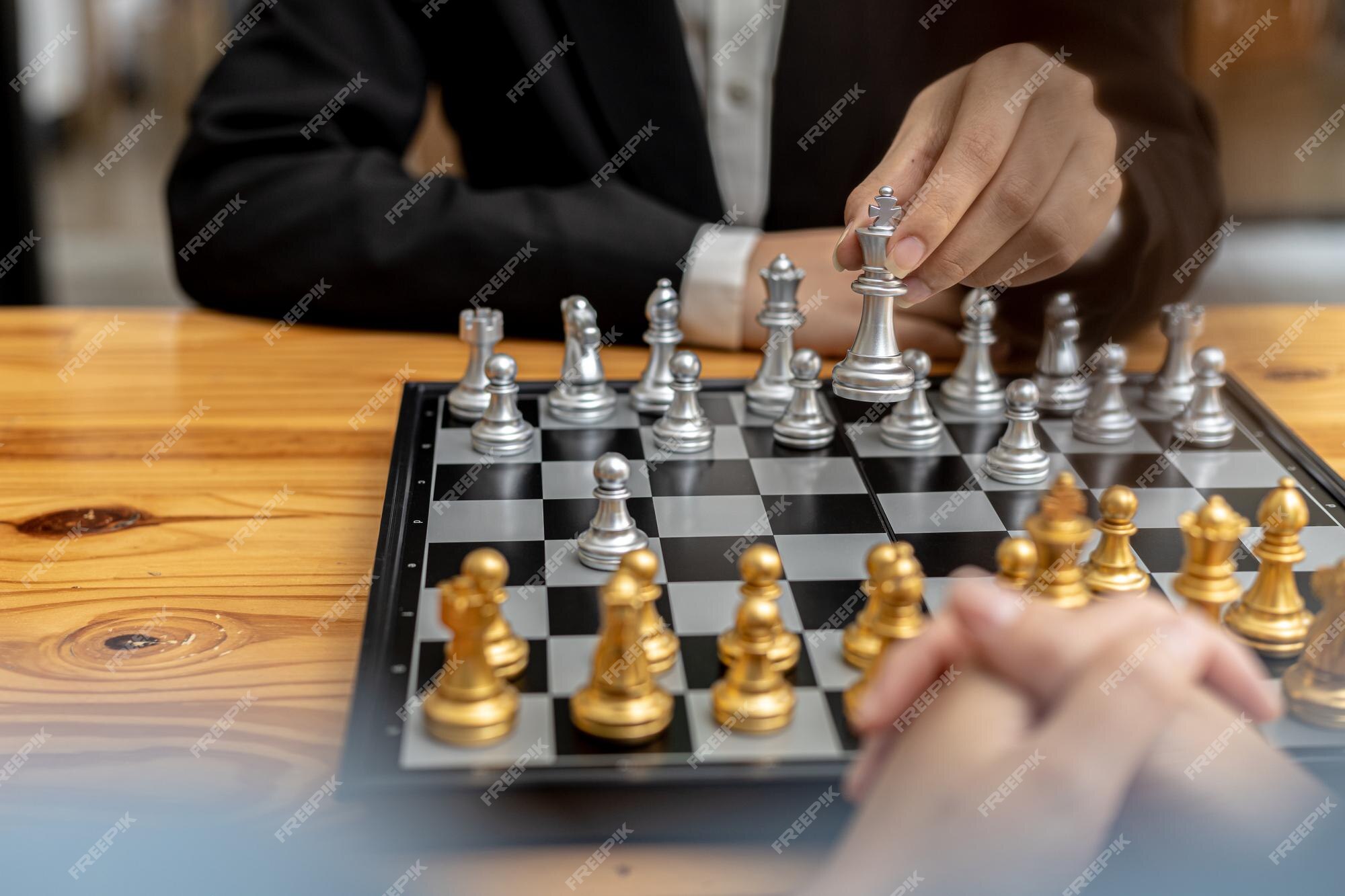 Pessoa jogando jogo de tabuleiro de xadrez, imagem conceitual de empresária  segurando peças de xadrez contra adversário de xadrez contra competição de  negócios, planejando estratégias de negócios para derrotar concorrentes de  negócios