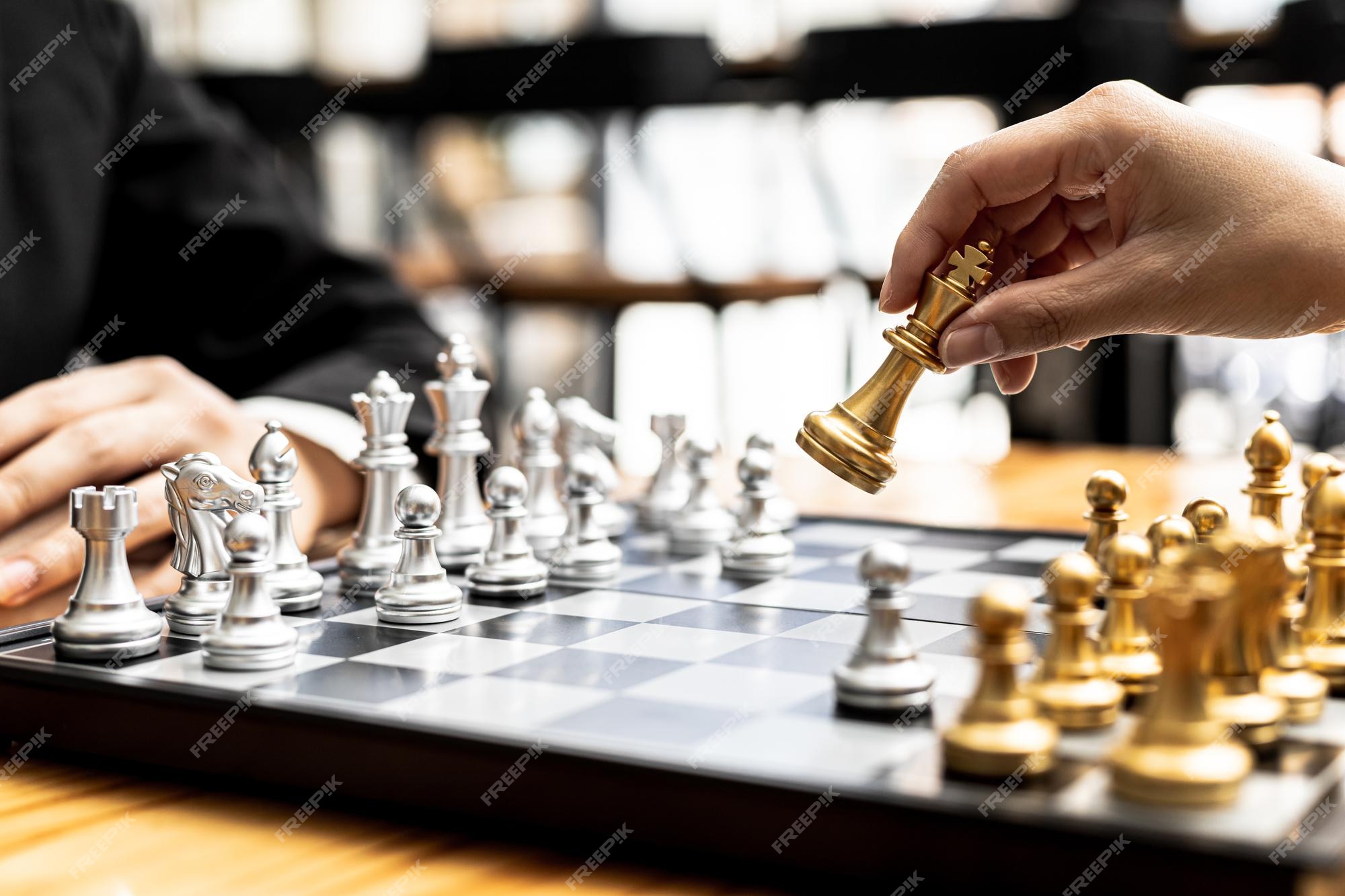 Pessoa jogando jogo de tabuleiro de xadrez, imagem conceitual de empresária  segurando peças de xadrez contra adversário de xadrez contra competição de  negócios, planejando estratégias de negócios para derrotar concorrentes de  negócios