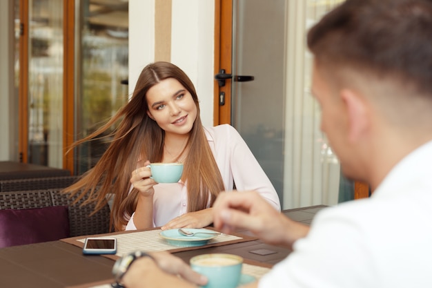 Duas pessoas no café, aproveitando o tempo a passar uns com os outros