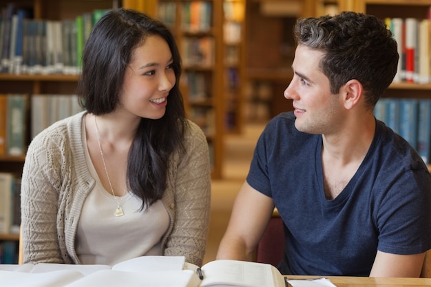 Duas pessoas que estudam em uma biblioteca