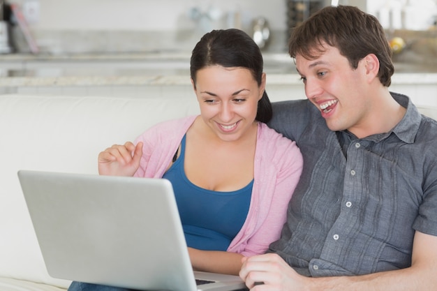 Duas pessoas se divertem com o laptop