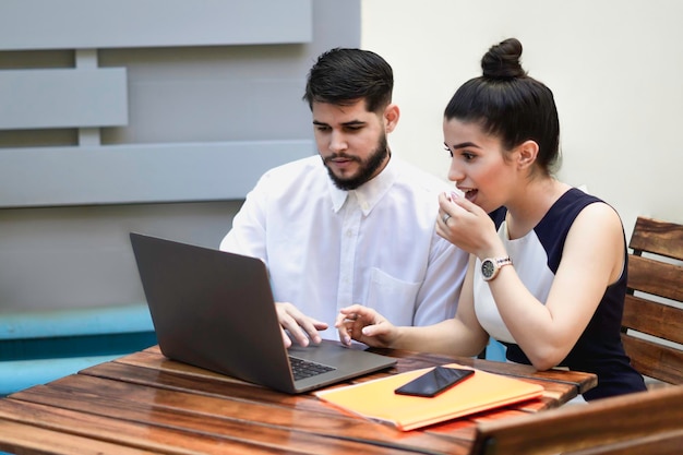 Duas pessoas trabalhando em negócios de finanças ao ar livre de laptop