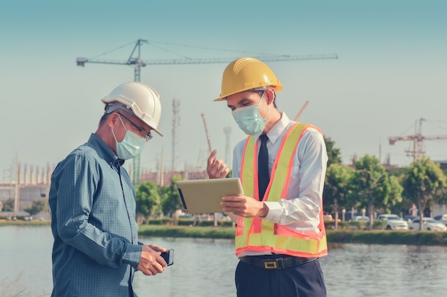 Duas pessoas trabalhando na construção do local E depois conversando sobre o projeto de construção