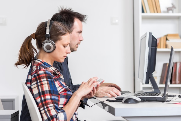 Duas pessoas trabalhando no escritório