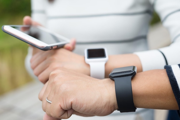 Duas pessoas usando smartwatch juntas e conectando ao celular
