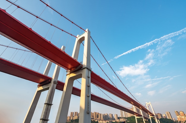 Duas pontes de suspensão vermelhas no rio Yangtze em Chongqing, China