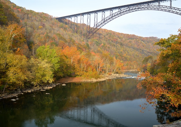 Duas pontes sobre o rio da montanha na Virgínia Ocidental