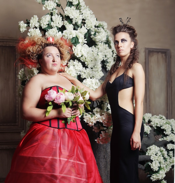 Duas rainhas em vestido de carnaval. Preto e vermelho. Foto de férias.