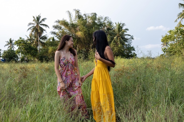 Foto duas raparigas asiáticas num campo.