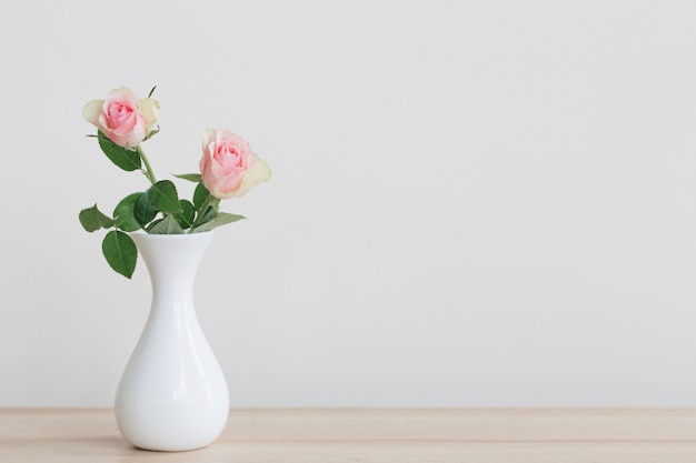 Duas rosas em um vaso